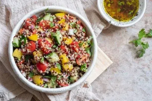 Receta saludable de ensalada de quinoa y verduras